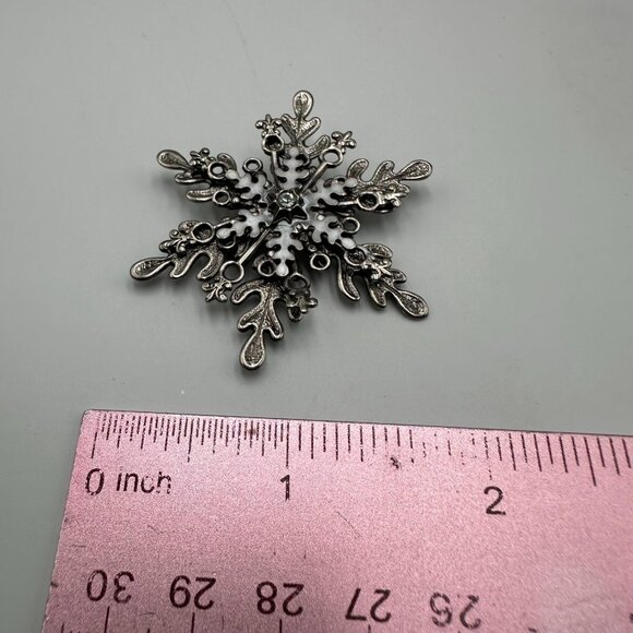 Snowflake Brooch Earring Set Silver Tone Winter Holiday Christmas Theme Jewelry - Picture 8 of 11